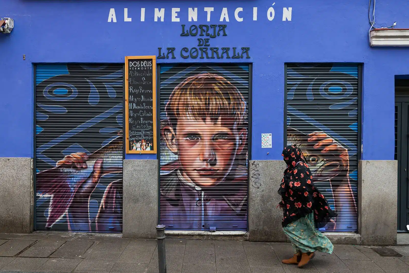Graffiti en Barrio Lavapiés, Madrid. La lonja de la corrala por Estudio graffiti.