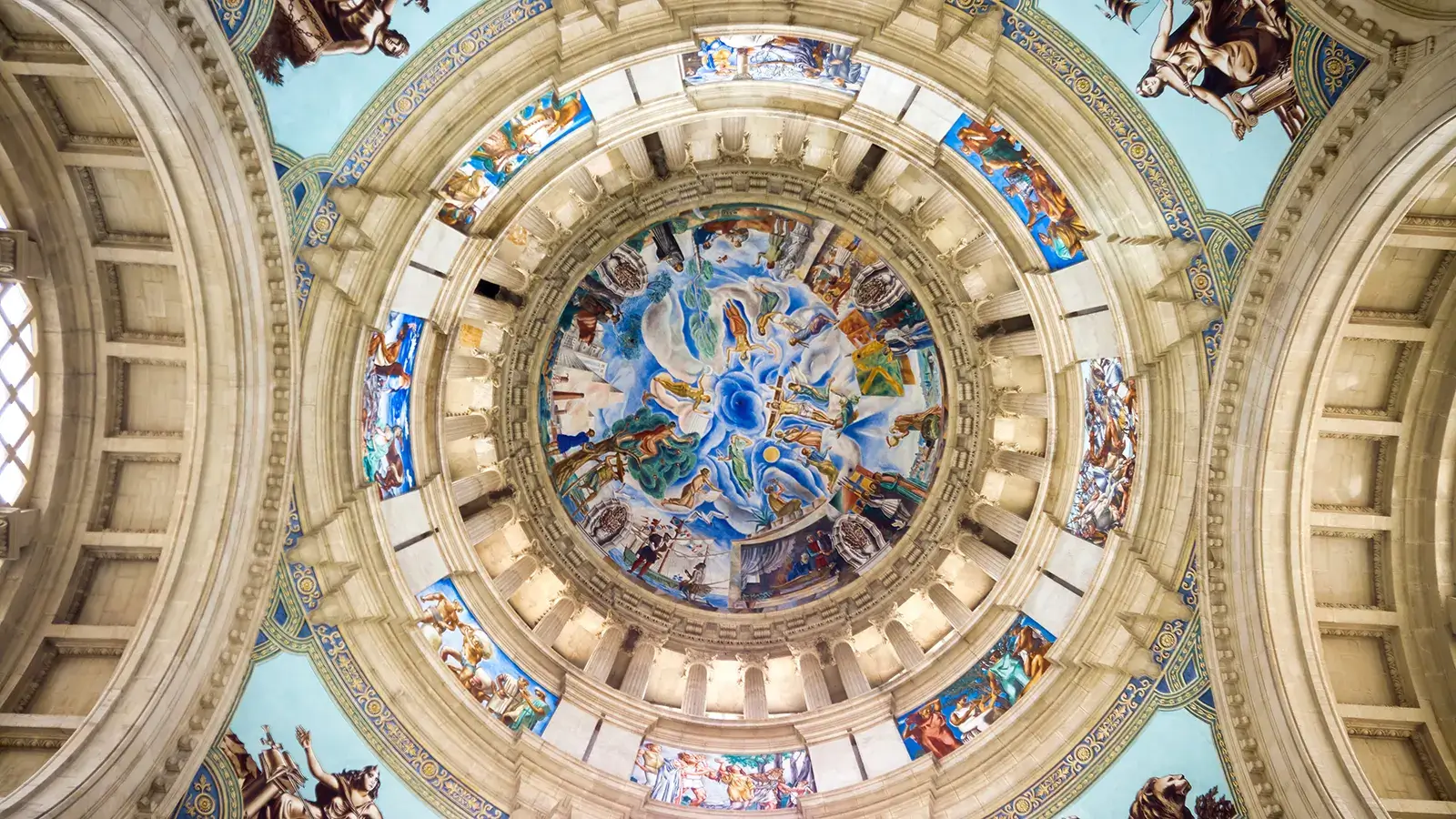 El interior del techo del palacio nacional en barcelona